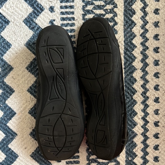 Clarks Black Leather Loafers Womens SZ 9 - Picture 3 of 7